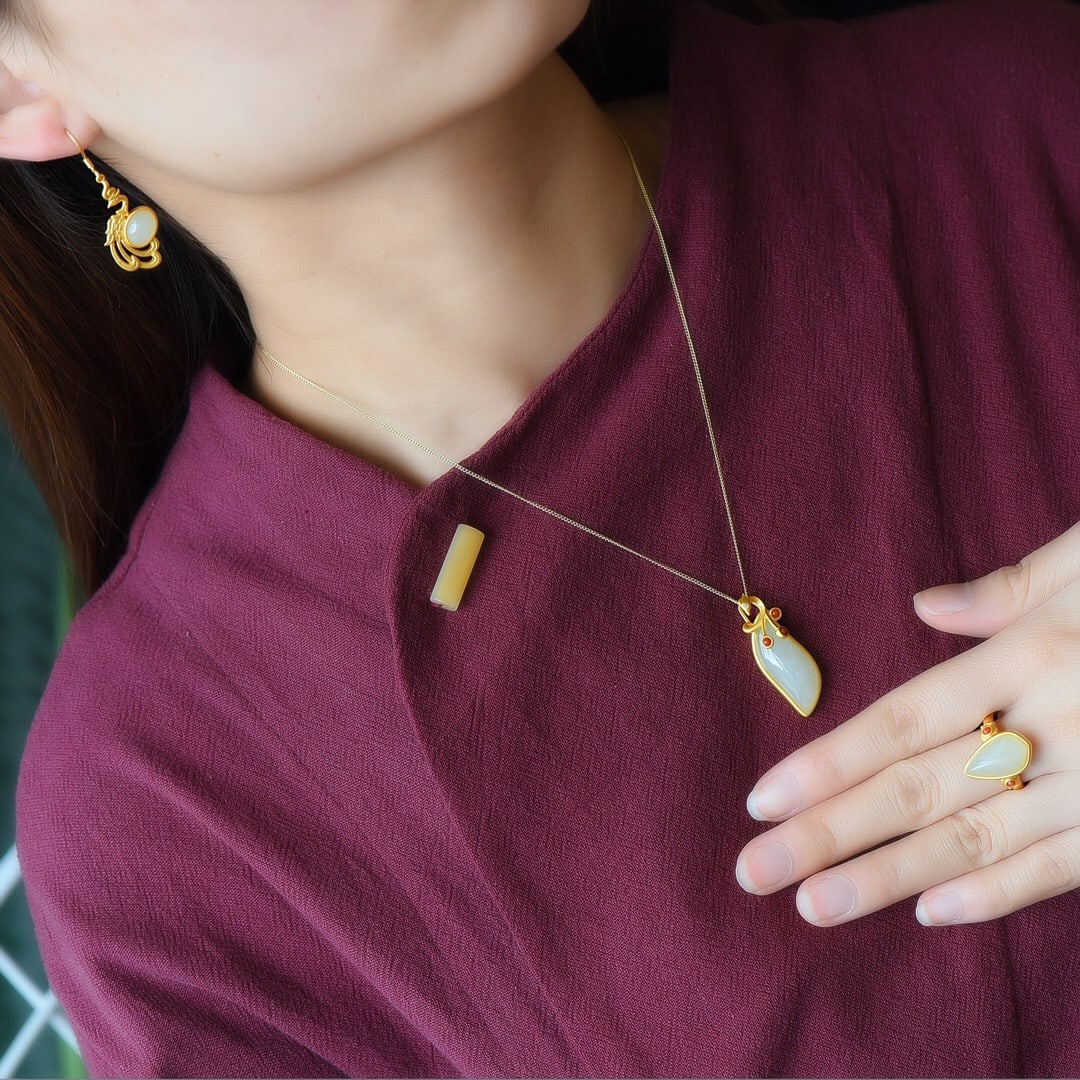A Set of Fine Sterling Silver-Gold Plated Inlaid White Jade Jewelrys: A Set of Fine Sterling Silver-Gold Plated Inlaid White Jade Jewelrys,Size:(Earrings)7mmx9mm,(Pendant)10mmx27mm,(Ring)10mmx18mm