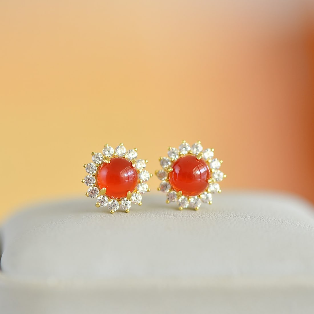 A Pair of Exquisite Sterling Silver-Gold Plated Inlaid Agate Earrings,Inlaid Diamond: A Pair of Exquisite Sterling Silver-Gold Plated Inlaid Agate Earrings,Inlaid Diamond,Size:6mmx6mm