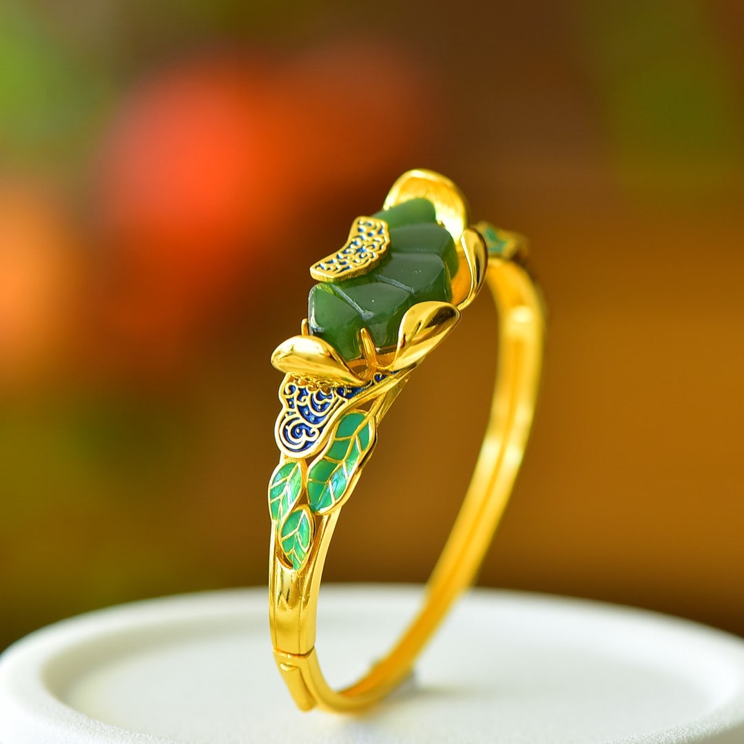 An Exquisite Sterling Silver Inlaid Jasper Flower Pattern Bracelet: An Exquisite Sterling Silver Inlaid Jasper Flower Pattern Bracelet,Size:15mmx28mm 纯银镶碧玉花卉纹手镯