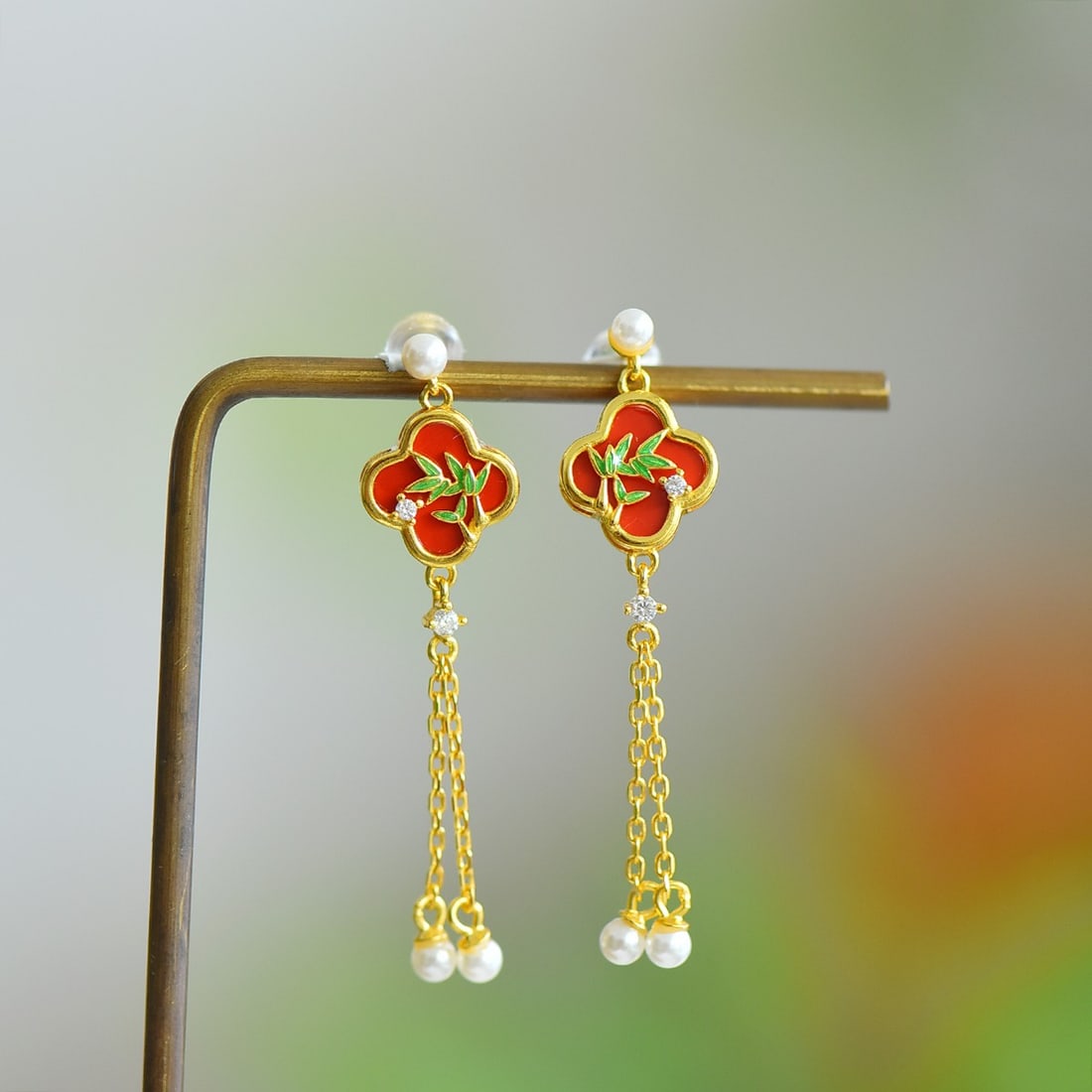 A Pair of Exquisite Sterling Silver-Gold Plated Inlaid Cinnabar Earrings,Inlaid Pearls: A Pair of Exquisite Sterling Silver-Gold Plated Inlaid Cinnabar Earrings,Inlaid Pearls,Size:10mmx10mm 寓意:幸运平安,富贵吉祥 一对