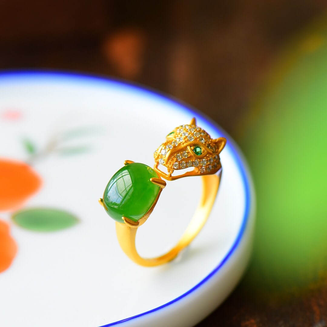 An Exquisite Sterling Silver-Gold Plated Inlaid Jasper Ring,Inlaid Diamond: An Exquisite Sterling Silver-Gold Plated Inlaid Jasper Ring,Inlaid Diamond,Size:9mmx21mm 纯银镀金镶碧玉戒指,嵌钻石