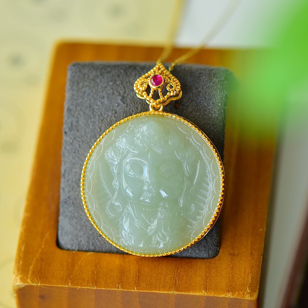 An Exquisite Sterling Silver-Gold Plated Inlaid Green Jade Necklace: An Exquisite Sterling Silver-Gold Plated Inlaid Green Jade Necklace,Size:32mmx42mm 纯银镀金镶青玉项链