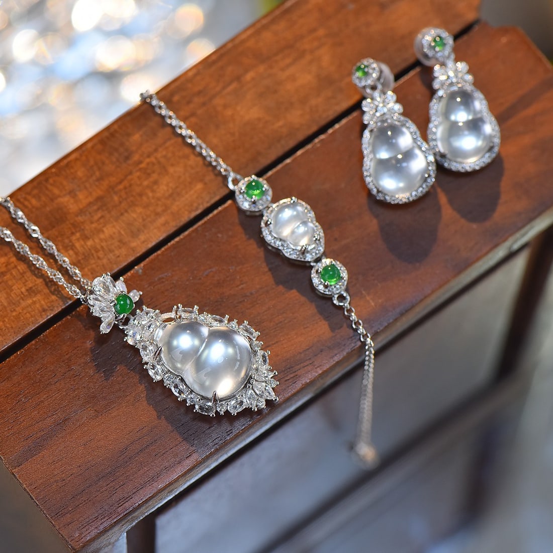 A Set of Fine Sterling Silver Inlaid White Jade Jewelry,Inlaid Diamond: A Set of Fine Sterling Silver Inlaid White Jade Jewelry,Inlaid Diamond,Size:(Necklace)12mmx16mm,(Earrings)10mmx10mm,(Bracelet)6mmx8mm