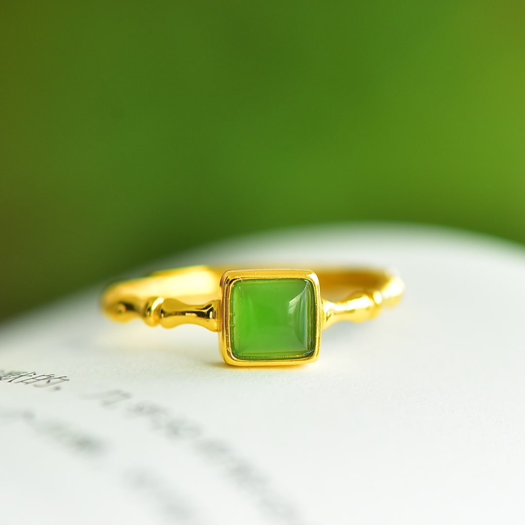 An Exquisite Sterling Silver-Gold Plated Inlaid Jasper Ring: An Exquisite Sterling Silver-Gold Plated Inlaid Jasper Ring 纯银镀金镶碧玉戒指