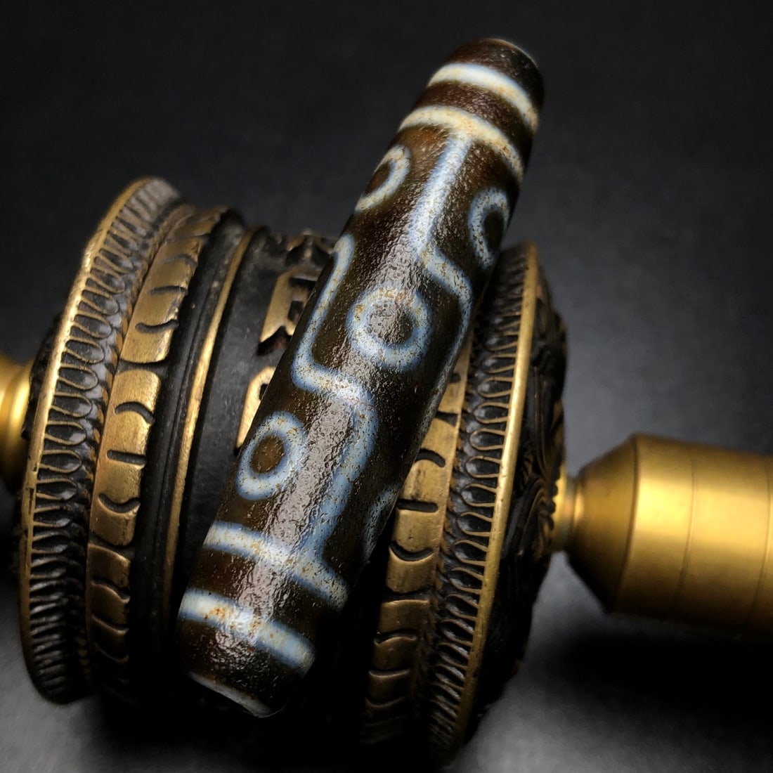An Exquisite Dzi Bead Pendant: An Exquisite Dzi Bead Pendant,Size:57mmx12mm,Weight:13.2g 天珠挂件