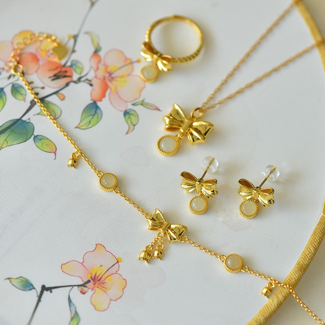 A Set of Fine Sterling Silver-Gold Plated Inlaid White Jade Jewelrys: A Set of Fine Sterling Silver-Gold Plated Inlaid White Jade Jewelrys 一套纯银镀金镶白玉首饰