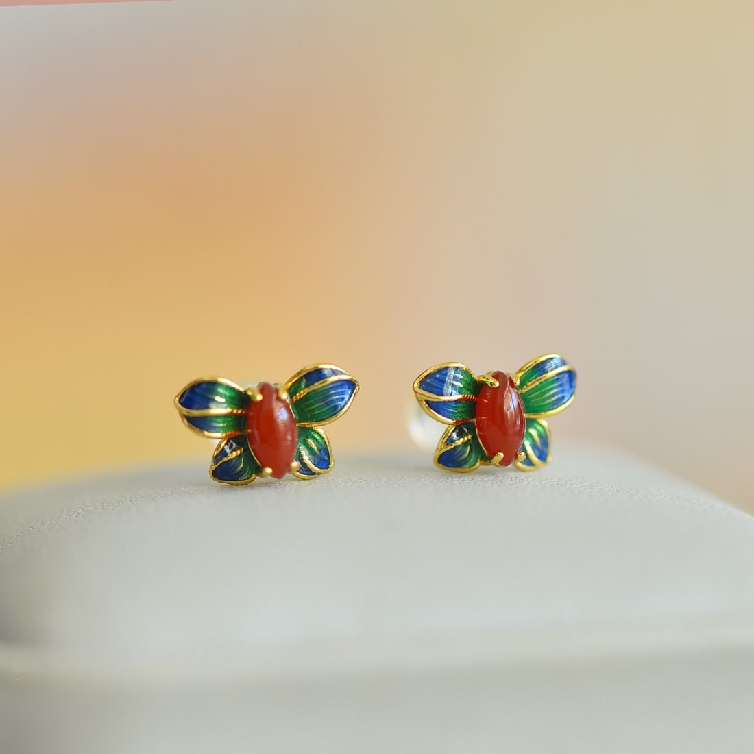 A Pair of Exquisite Sterling Silver-Gold Plated Inlaid Agate Earrings: A Pair of Exquisite Sterling Silver-Gold Plated Inlaid Agate Earrings,Size:3mmx6mm 一对纯银镀金镶玛瑙耳钉