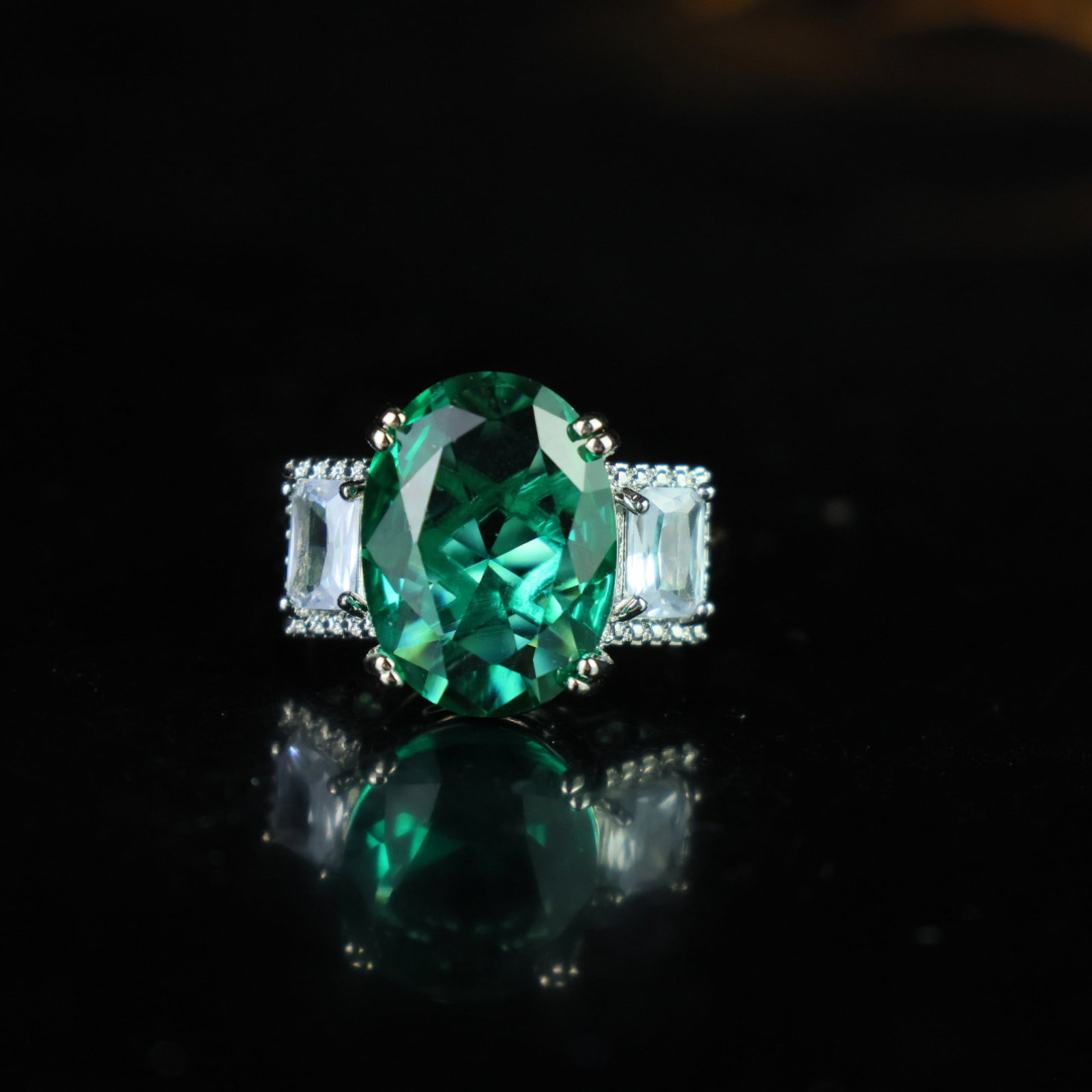 An Exquisite Ring: An Exquisite Ring,Size:16mmx12mm 一个精美的戒指