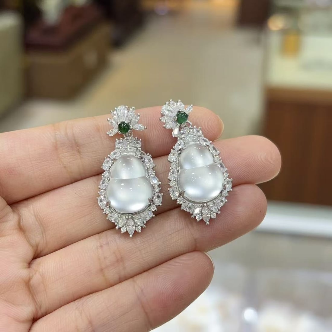 A Pair of Exquisite Sterling Silver Inlaid Crystal Gourd Earrings,Inlaid Diamond: A Pair of Exquisite Sterling Silver Inlaid Crystal Gourd Earrings,Inlaid Diamond,Size:12mmx16mm 寓意:灿若繁星,冰清玉洁