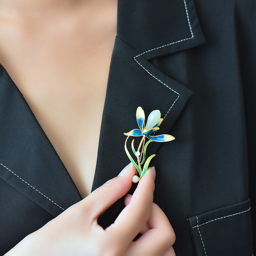 An Exquisite Sterling Silver-Gold Plated Inlaid White Jade Enamel Brooch: An Exquisite Sterling Silver-Gold Plated Inlaid White Jade Enamel Brooch,Size:8mmx19mm 纯银镀金镶白玉珐琅胸针