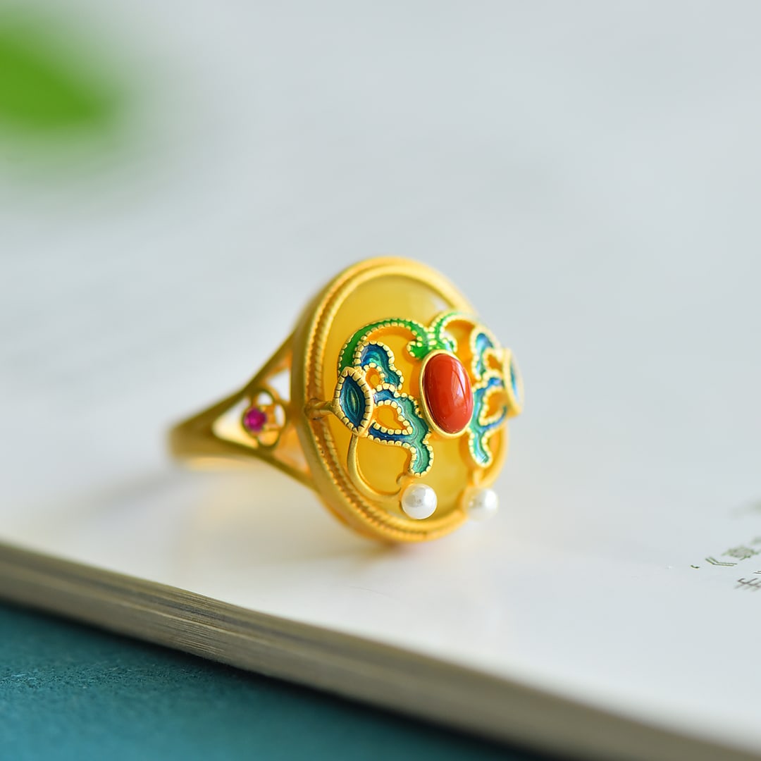 An Exquisite Sterling Silver-Gold Plated Inlaid Amber Enamel Ring,Inlaid Pearls: An Exquisite Sterling Silver-Gold Plated Inlaid Amber Enamel Ring,Inlaid Pearls,Size:12mmx16mm 寓意:好运连连,万事如意 纯银໬