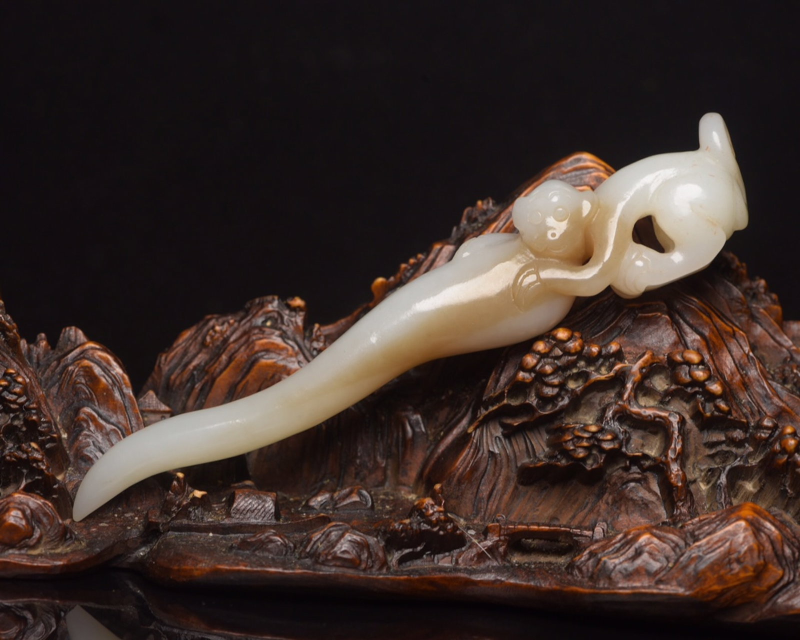 An Exquisite White Jade Monkey Patten Hairpin: An Exquisite White Jade Monkey Patten Hairpin,Qing Dynasty,China,Size:5.4inx1inx0.8in,Weight:66g 白玉猴纹发簪,中国清代