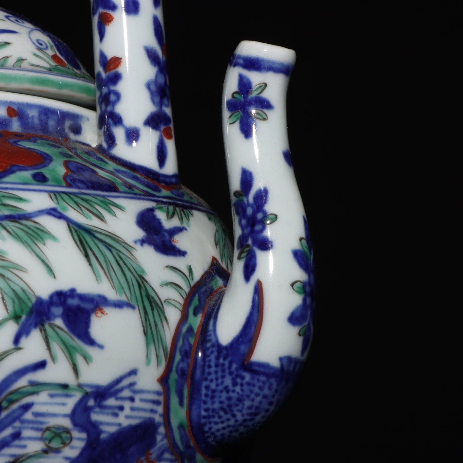 An Exquisite Wucai Flower and Bird Pattern Loop-Handled Pot - 5