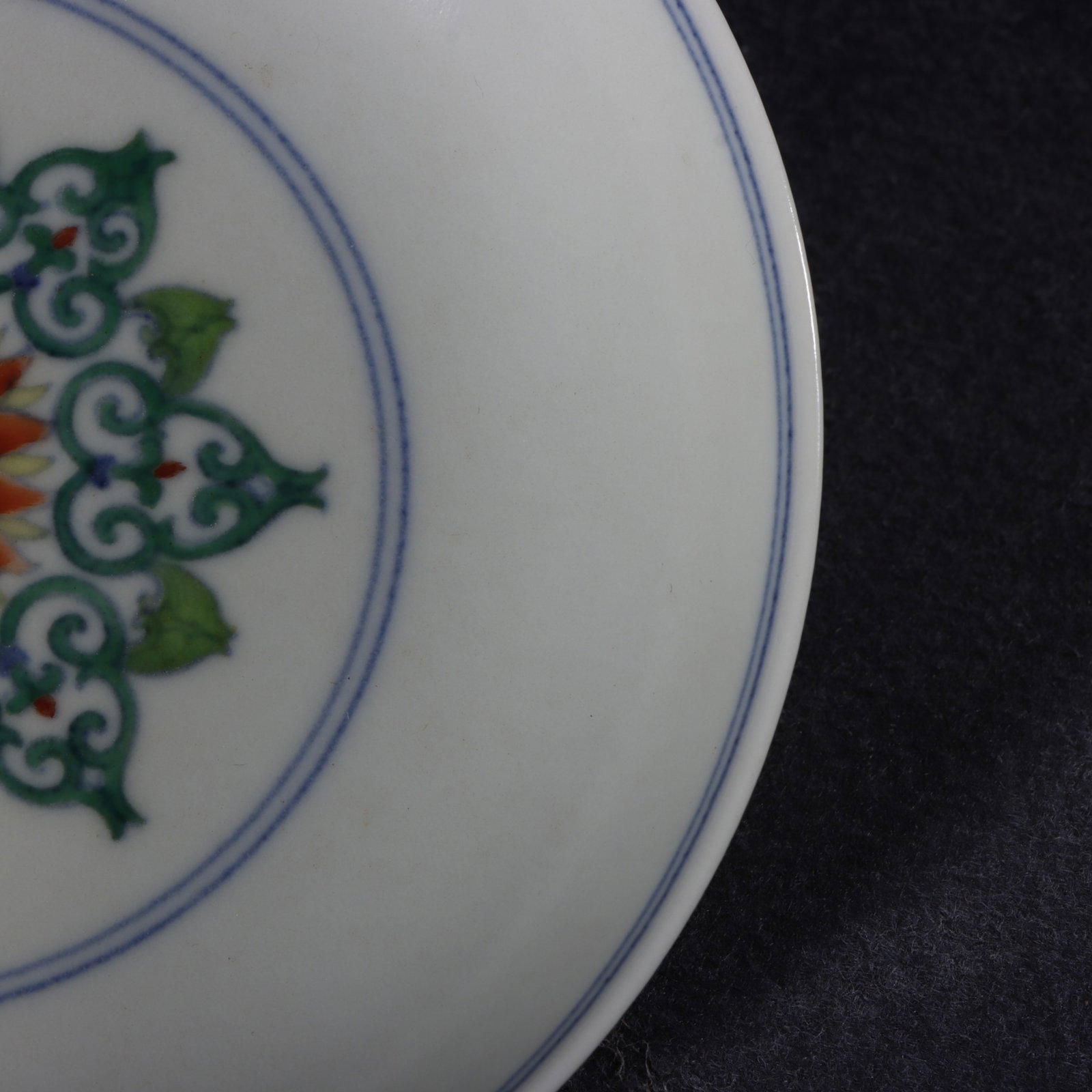 An Exquisite Doucai Flower Pattern Plate - 7