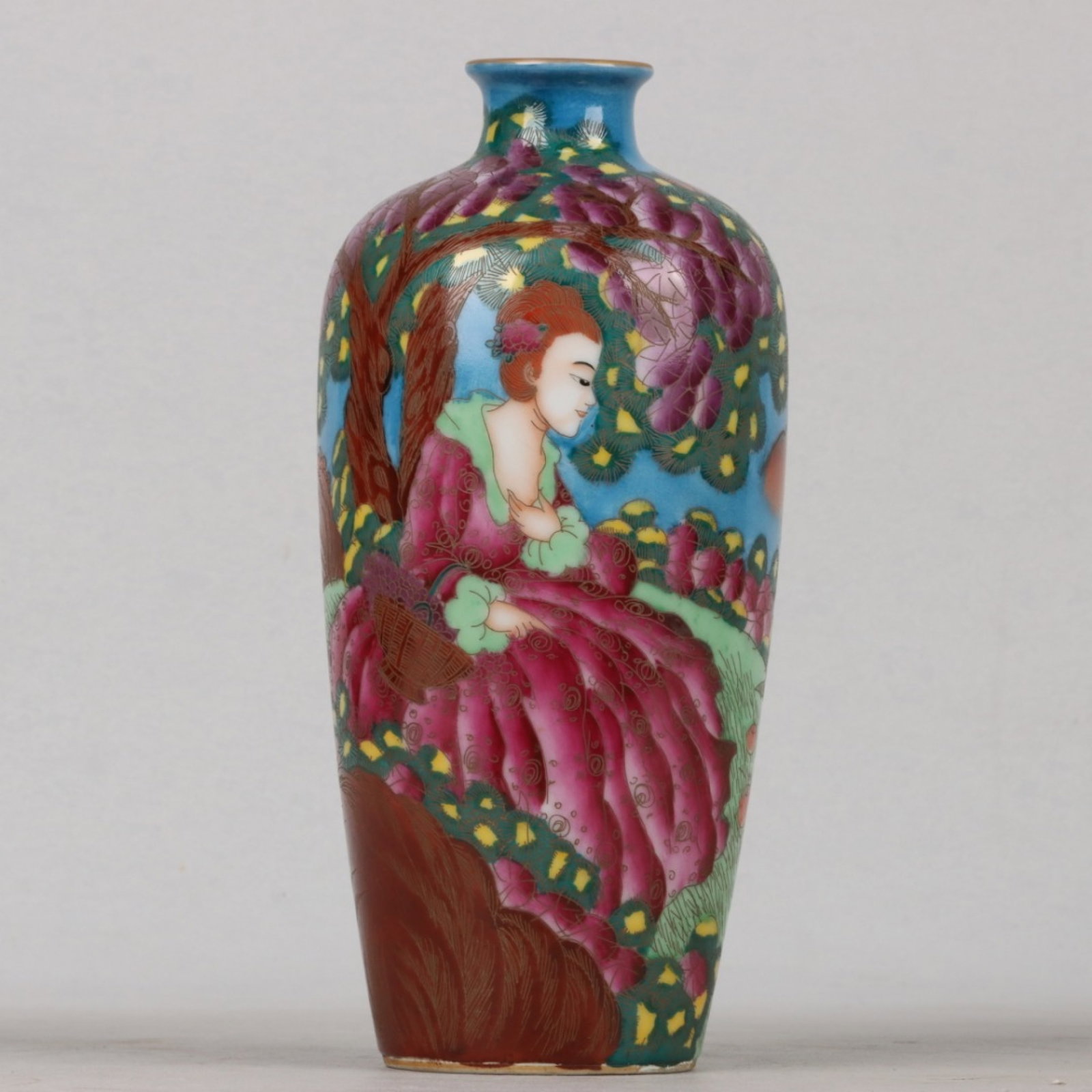 An Exquisite Enamel Painted Gold Figure and Story Pattern Vase (1 of 8)
