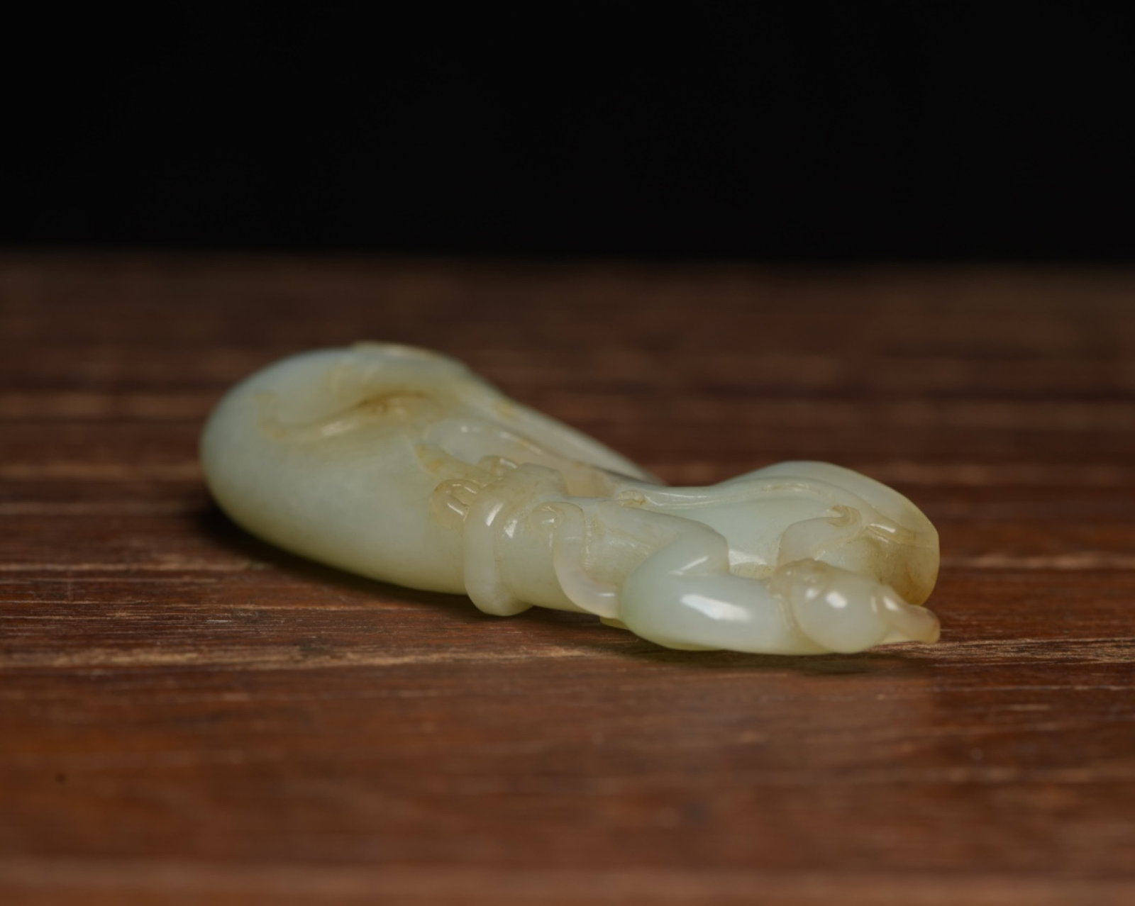 An Exquisite White Jade Monkey Ornament - 3
