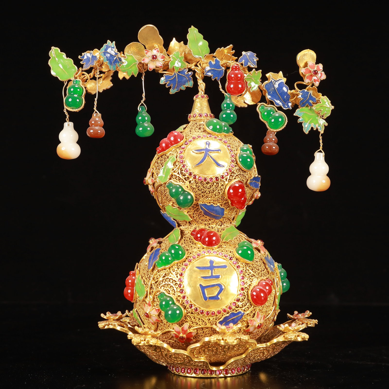 An Exquisite Gilt Bronze Gourd-Shaped Vase,Inlaid Gems: An Exquisite Gilt Bronze Gourd-Shaped Vase,Inlaid Gems,Qing Dynasty, China,Size:9.1inx6.3inx10.2in,Weight:1300g 铜鎏金葫芦形瓶,嵌宝石,ߑ