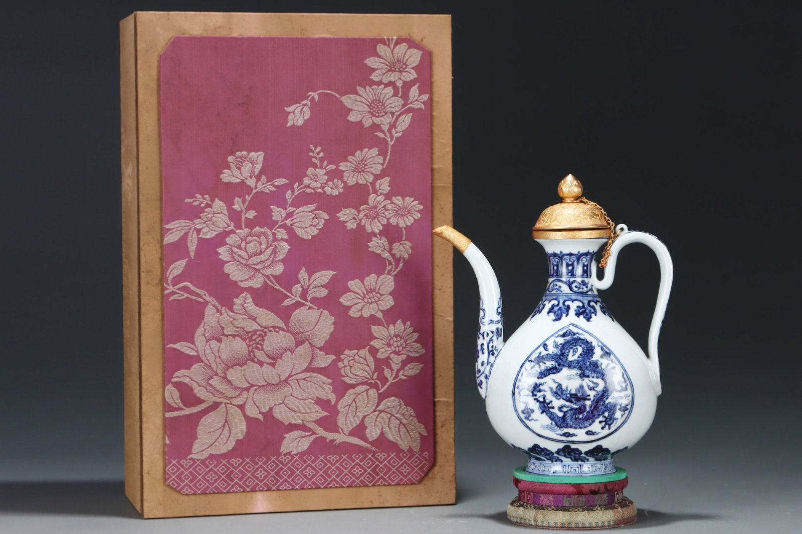 An Exquisite Blue and White Auspicious Cloud and Dragon Pattern Ewer (1 of 8)