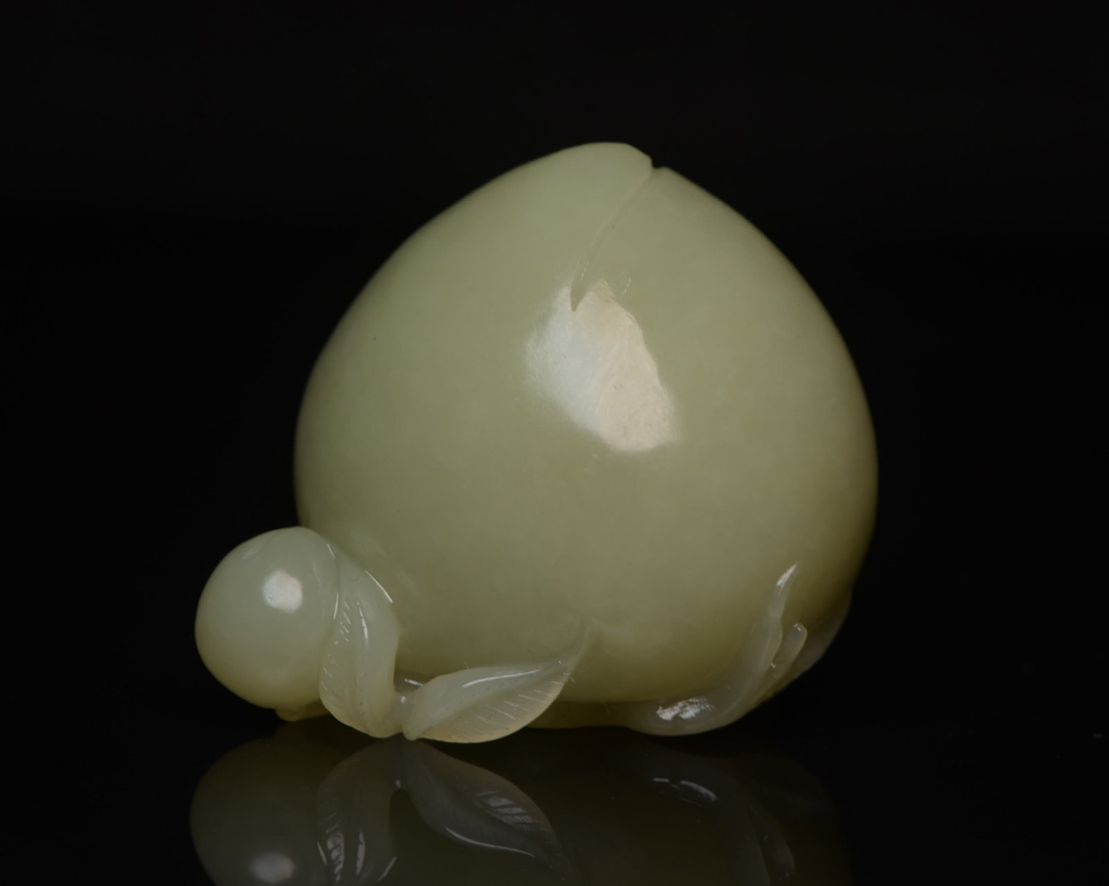 An Exquisite Yellow Jade Peach Ornament: An Exquisite Yellow Jade Peach Ornament,Qing Dynasty,China,Size:2.3inx1.8inx1.8in,Weight:151g 黄玉桃子摆件,中国清代