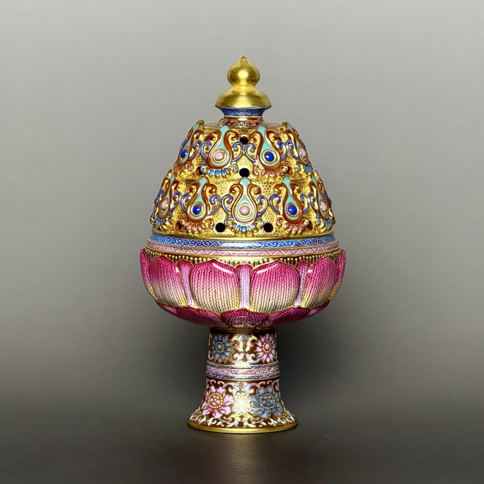 An Exquisite Famille-Rose Lotus Pattern Censer: An Exquisite Famille-Rose Lotus Pattern Censer,Qing Dynasty, China,Qianlong Four-character Mark,Size:3.3inx6.4in