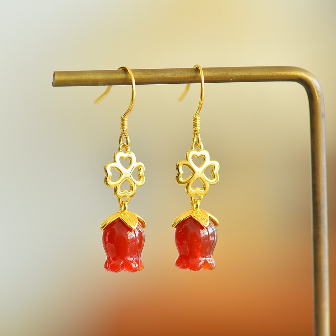 A Pair of Exquisite Sterling Silver-Gold Plated Inlaid Agate Earrings: A Pair of Exquisite Sterling Silver-Gold Plated Inlaid Agate Earrings,Size:9mmx11mm 一对纯银镀金镶玛瑙耳环