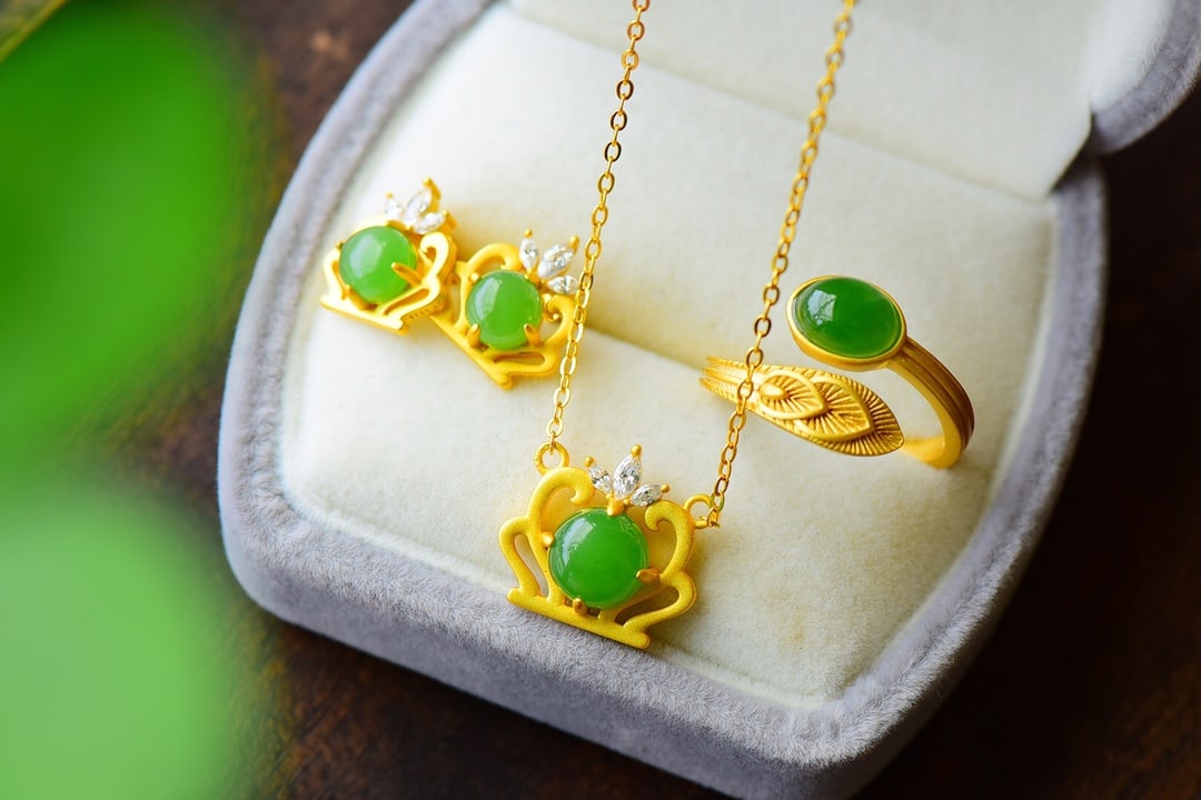 A Set of Fine Sterling Silver-Gold Plated Inlaid Jasper Jewelry,Inlaid Diamond: A Set of Fine Sterling Silver-Gold Plated Inlaid Jasper Jewelry,Inlaid Diamond,Size:(Necklace)15mmx16mm,(Ring)7mmx10mm,(Earring)12mmx12mm 一套纯银镀金镶ఐ