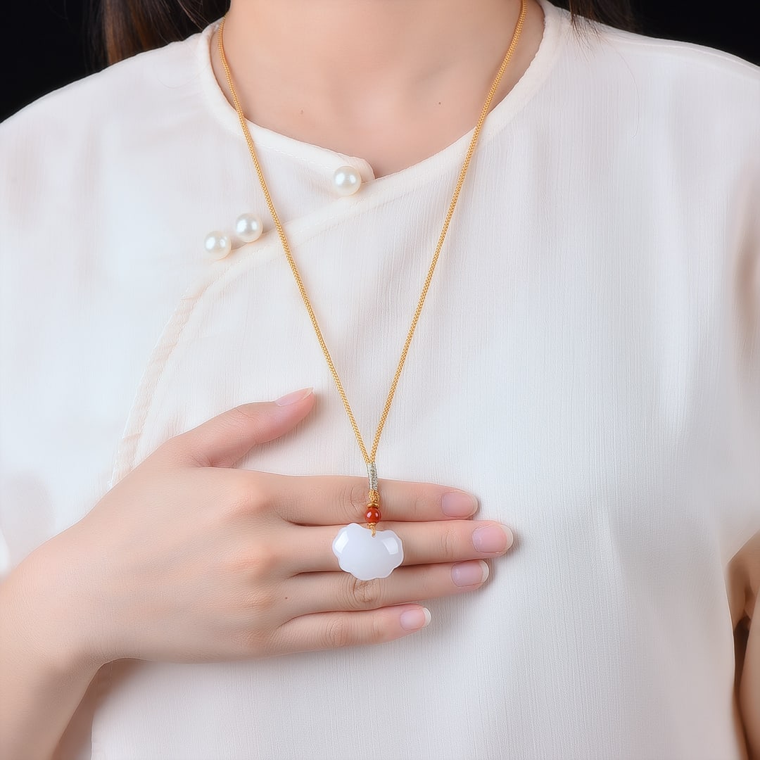 An Exquisite White Jade Pendant: An Exquisite White Jade Pendant,Size:21mmx27mm 白玉挂件