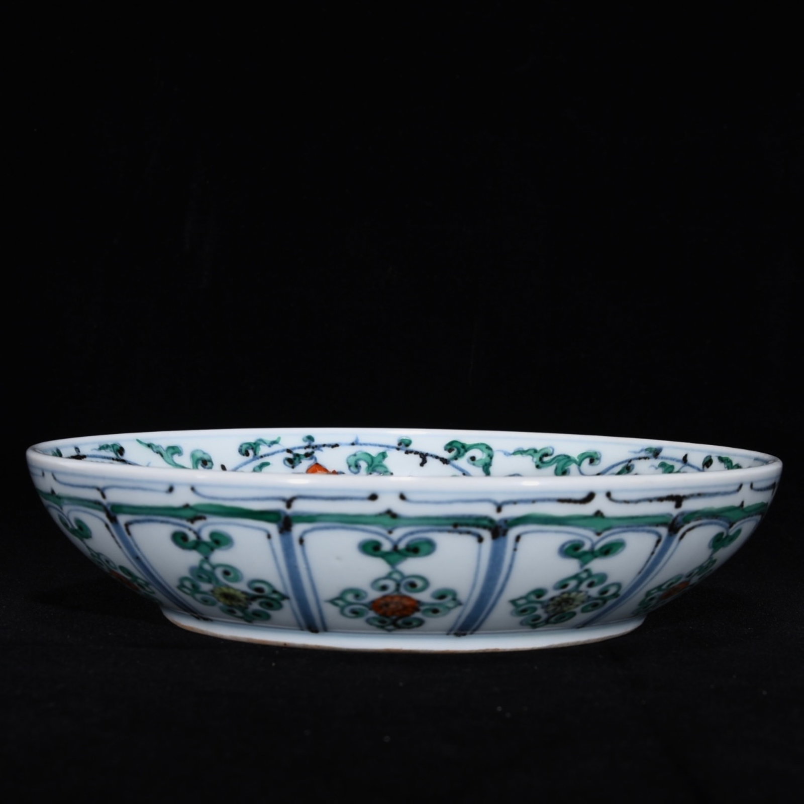 An Exquisite Blue and White Wucai Flower Pattern Plate: An Exquisite Blue and White Wucai Flower Pattern Plate,Ming Dynasty,China,Size:2inx8.5in 青花五彩花卉纹盘,中国明代