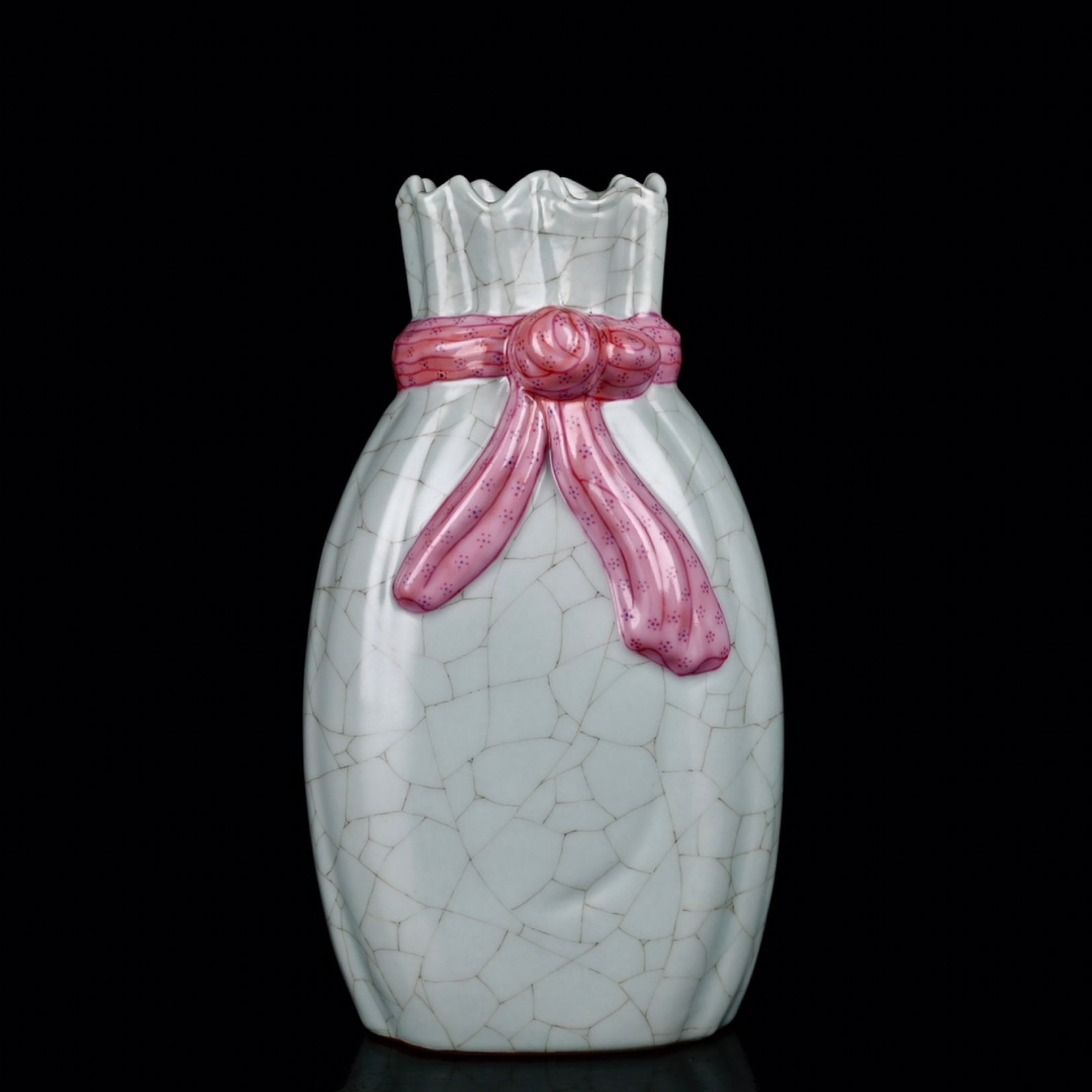 An Exquisite Enamel Vase: An Exquisite Enamel Vase,Qing Dynasty,China,Qianlong Four-character Mark,Size:7.1inx3.9in 珐琅彩瓶,中国清代,乾隆四字款