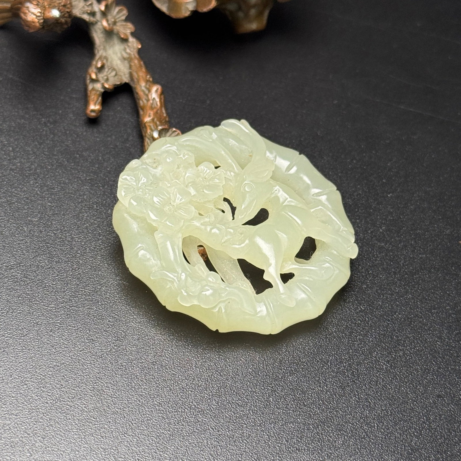 An Exquisite White Jade Deer Pattern Pendant - 3