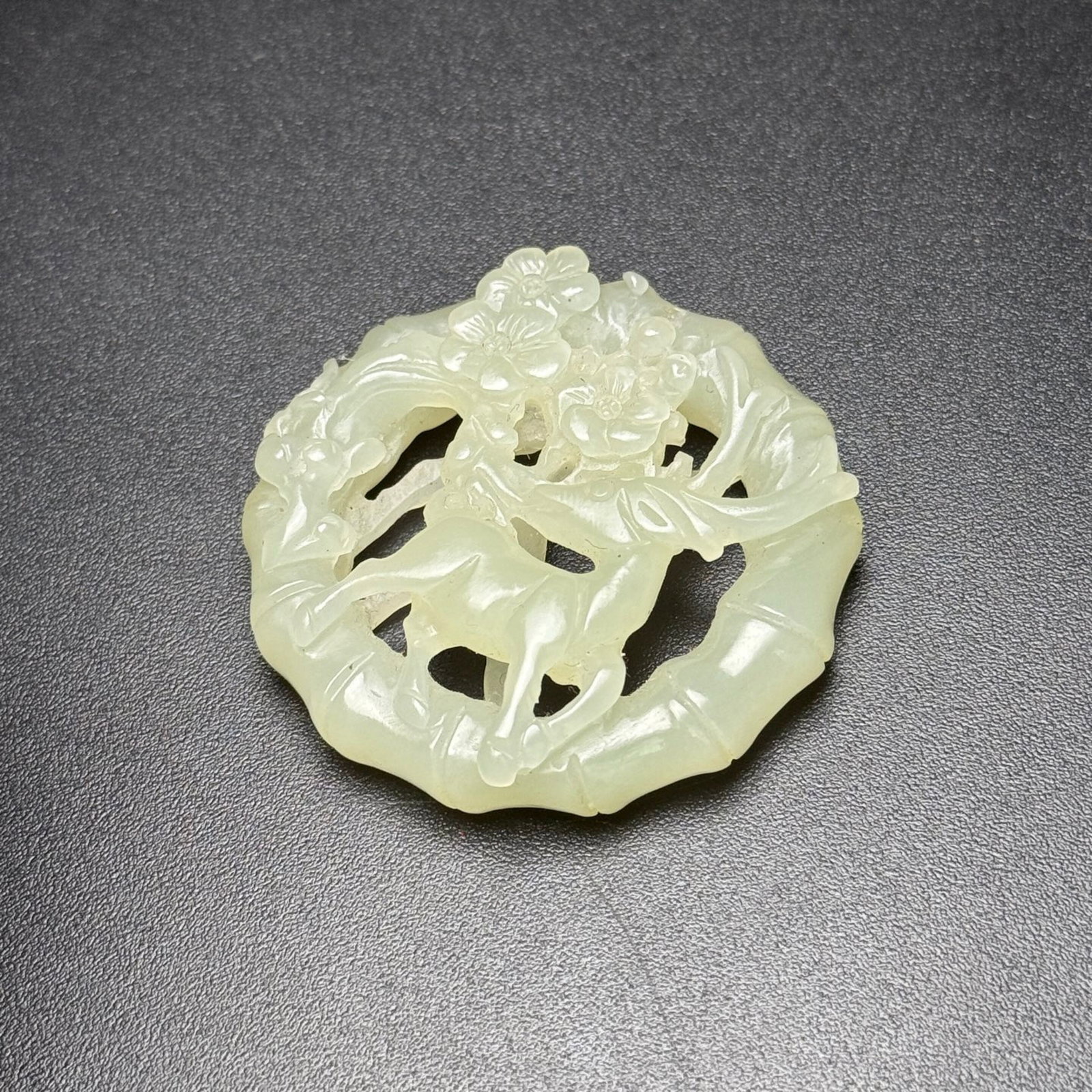 An Exquisite White Jade Deer Pattern Pendant - 7