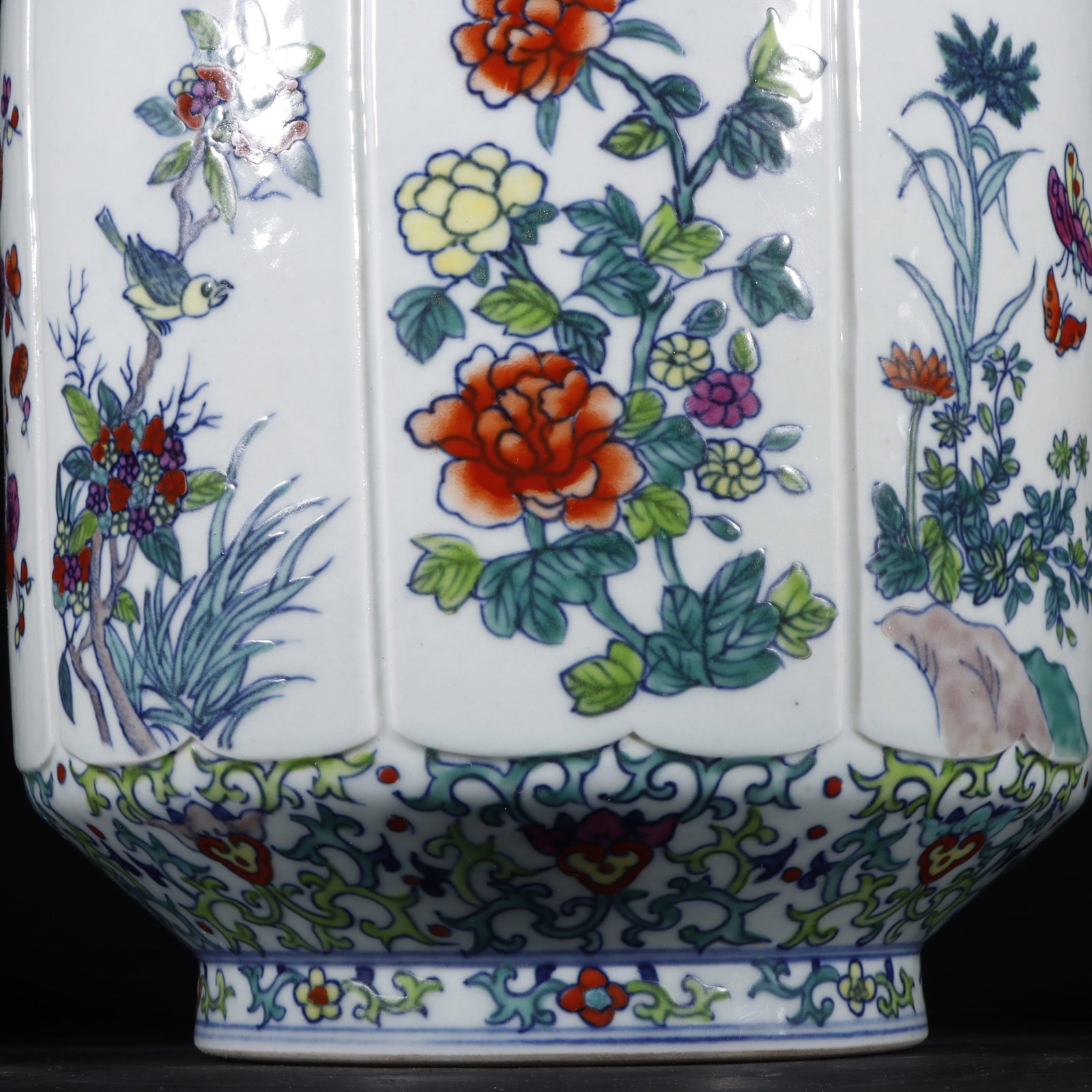 A Rare Doucai Flower Pattern Vase - 4