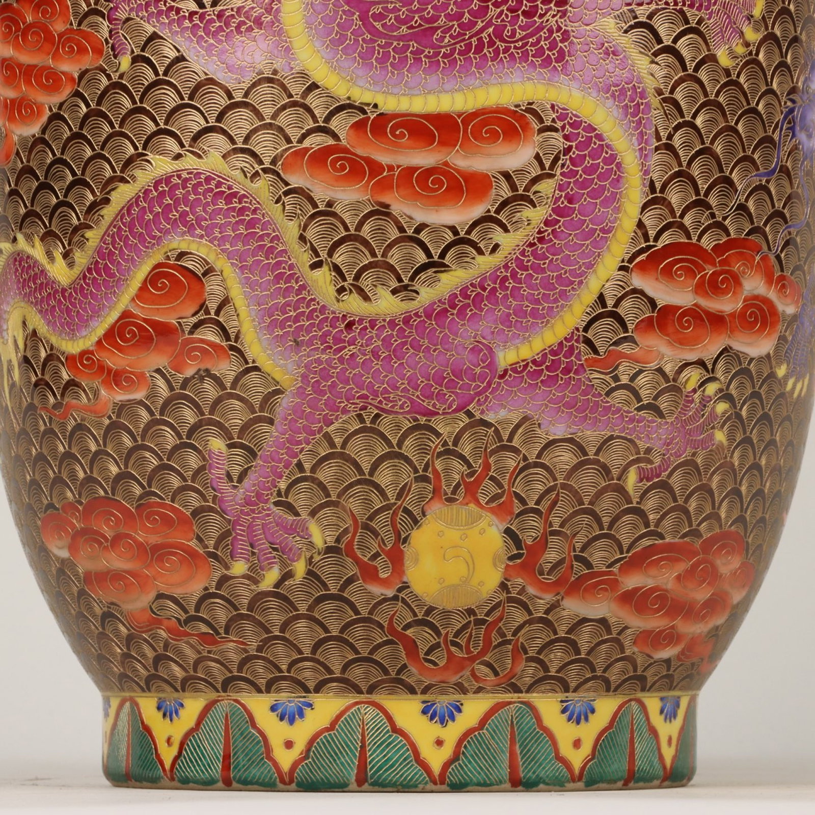 A Huge Enamel Auspicious Cloud and Dragon Pattern Vase - 6