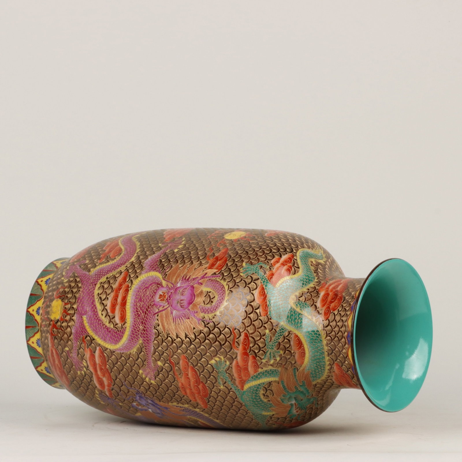 A Huge Enamel Auspicious Cloud and Dragon Pattern Vase - 7