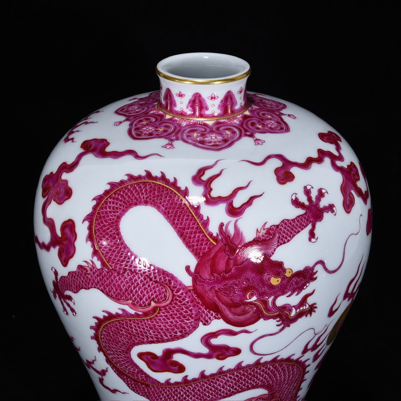 A Rare Ruby Red-GlazedGilt Dragon and Phoenix Pattern Vase - 4