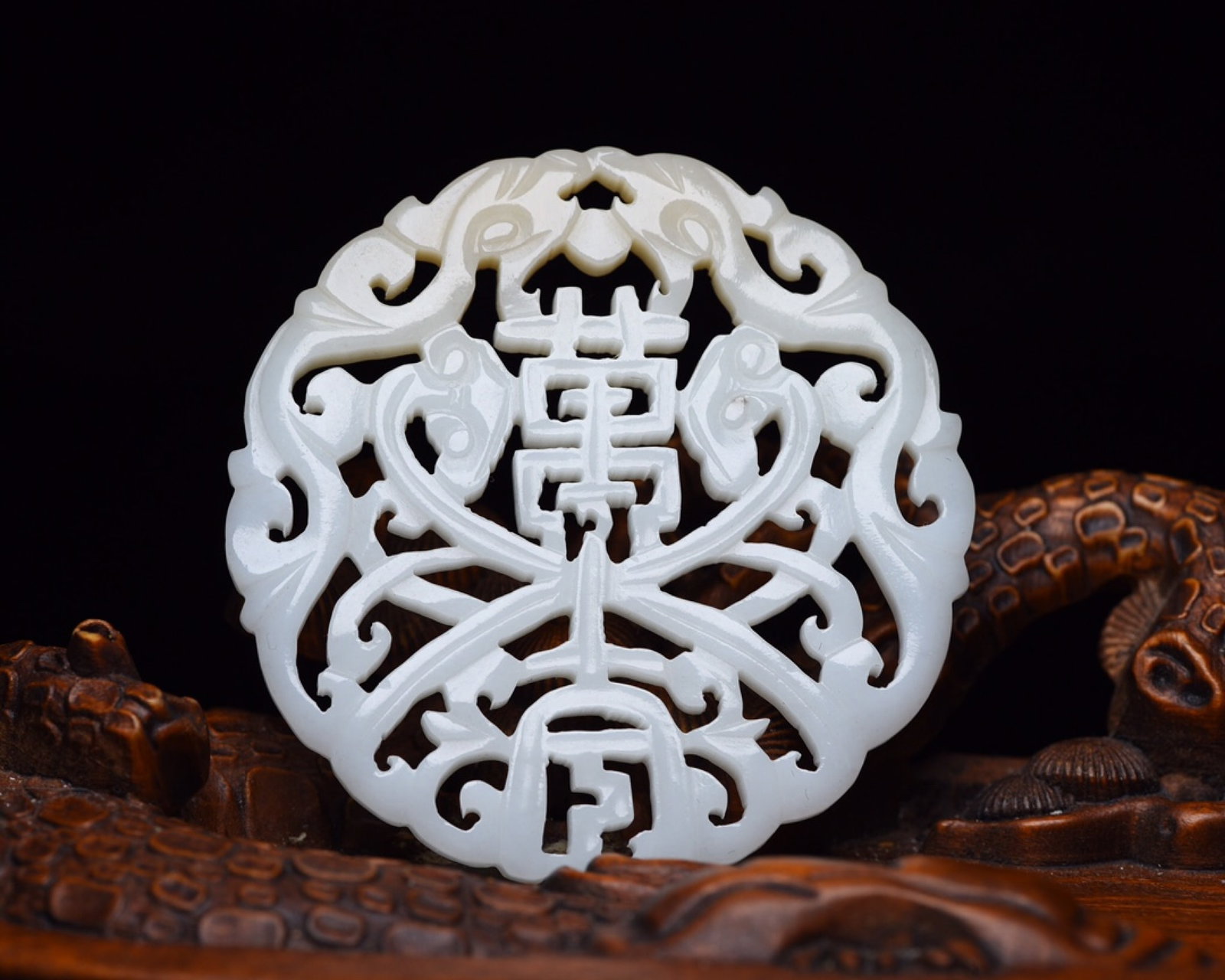An Exquisite White Jade Dragon Pattern Pendant: An Exquisite White Jade Dragon Pattern Pendant,Qing Dynasty,China,Size:2.2inx2.2inx0.2in,Weight:22g 白玉龙纹牌,中国清代