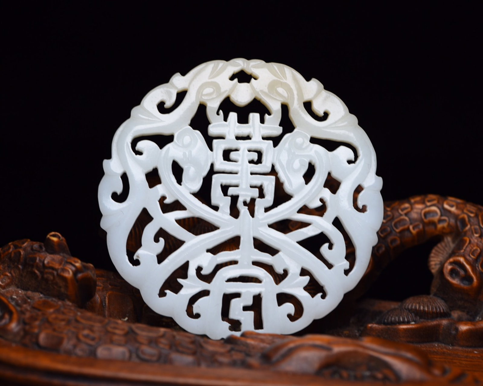 An Exquisite White Jade Dragon Pattern Pendant - 2