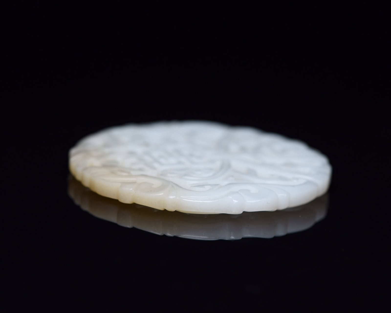 An Exquisite White Jade Dragon Pattern Pendant - 3