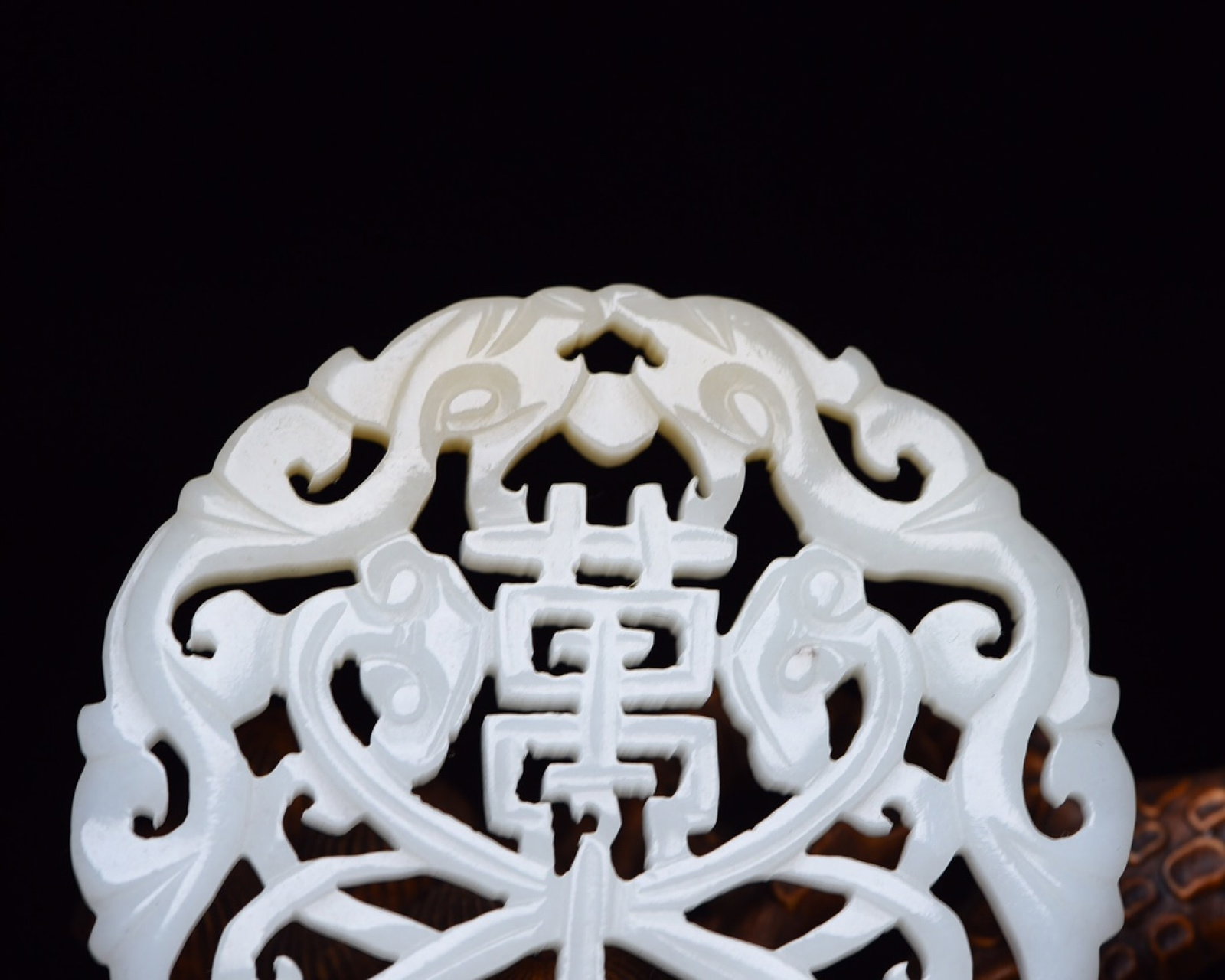 An Exquisite White Jade Dragon Pattern Pendant - 4