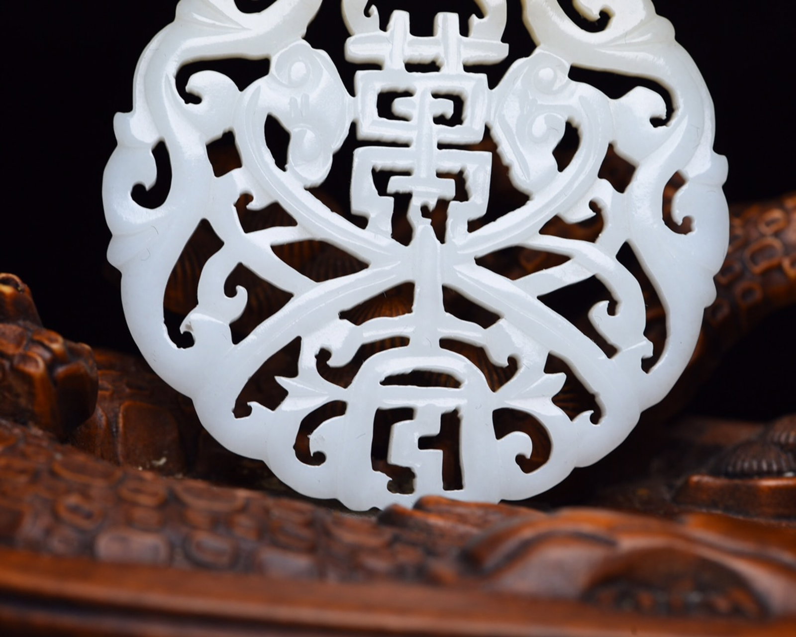 An Exquisite White Jade Dragon Pattern Pendant - 7