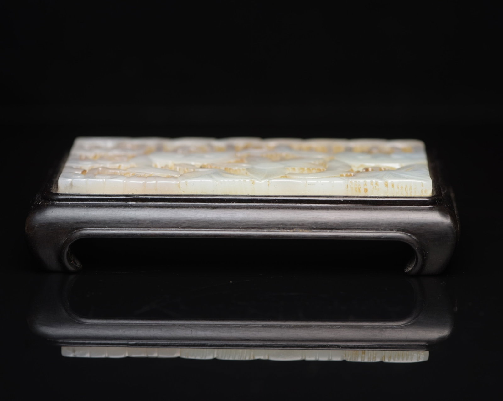 An Exquisite White Jade Crane Pattern Bed - 2