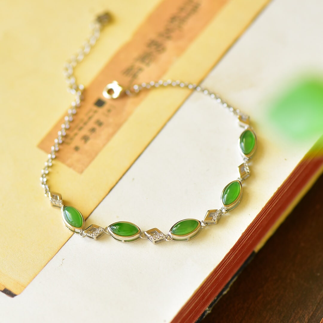 An Exquisite Sterling Silver Inlaid Jasper Bracelet,Inlaid Diamond: An Exquisite Sterling Silver Inlaid Jasper Bracelet,Inlaid Diamond,Size:4mmx8mm 纯银镶碧玉手链,嵌钻石