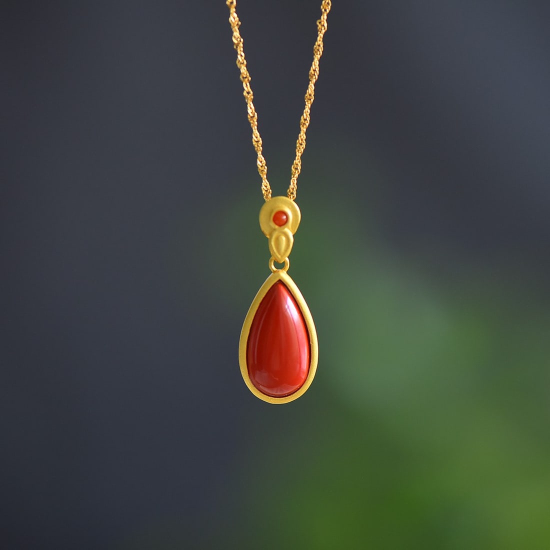 An Exquisite Sterling Silver-Gold Plated Inlaid Cinnabar Necklace: An Exquisite Sterling Silver-Gold Plated Inlaid Cinnabar Necklace,Size:10mmx18mm 纯银镀金镶朱砂项链
