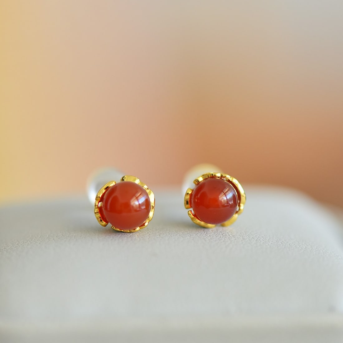 A Pair of Exquisite Sterling Silver-Gold Plated Inlaid Agate Earrings: A Pair of Exquisite Sterling Silver-Gold Plated Inlaid Agate Earrings,Size:6mmx6mm 一对纯银镀金镶玛瑙耳钉