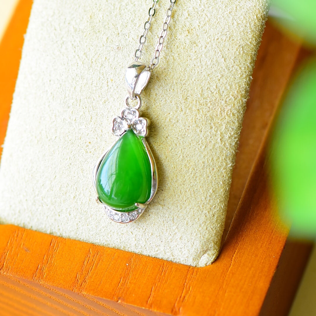 An Exquisite Sterling Silver Inlaid Jasper Necklace,Inlaid Diamond: An Exquisite Sterling Silver Inlaid Jasper Necklace,Inlaid Diamond,Size:10mmx26mm 纯银镶碧玉项链,嵌钻石