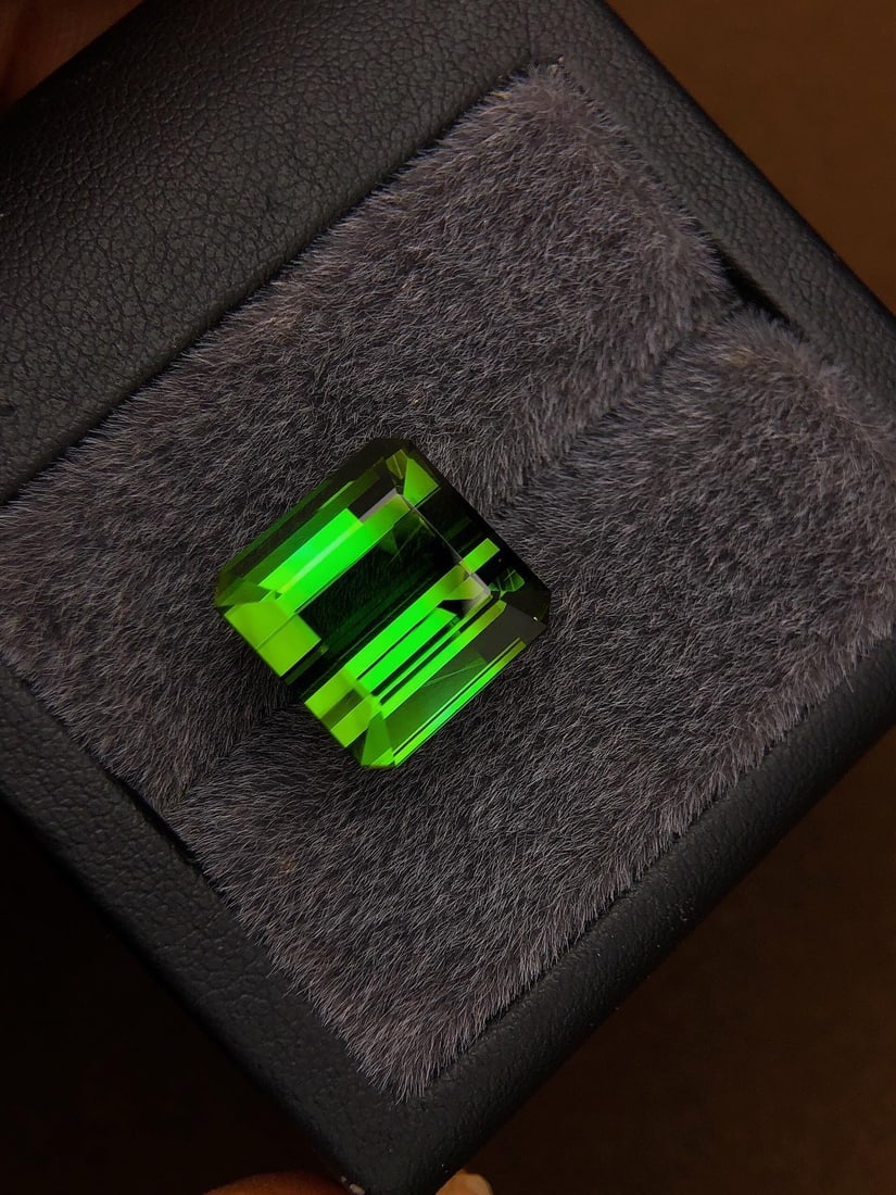 16.7Ctw Natural Tourmaline Loose: 16.7Ctw Natural Tourmaline Loose,Size:13.6mmx13.5mmx9.9mm 16.7Ctw天然碧玺裸石