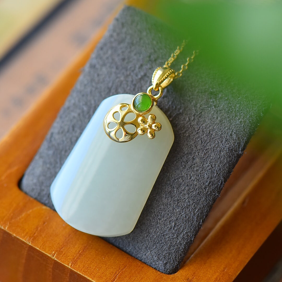 An Exquisite Sterling Silver-Gold Plated Inlaid White Jade Necklace,Inlaid Jasper: An Exquisite Sterling Silver-Gold Plated Inlaid White Jade Necklace,Inlaid Jasper,Size:18mmx36mm 纯银镀金镶白玉项链,嵌碧玉