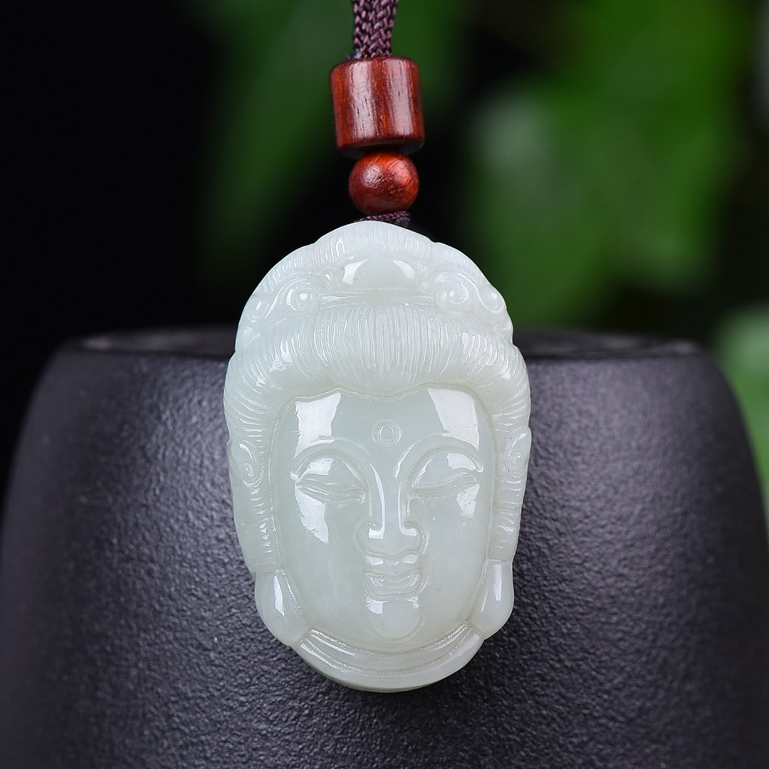 An Exquisite White Jade Statue of Avalokitesvara Pendant: An Exquisite White Jade Statue of Avalokitesvara Pendant,Size:28mmx42mm 白玉观音像挂件