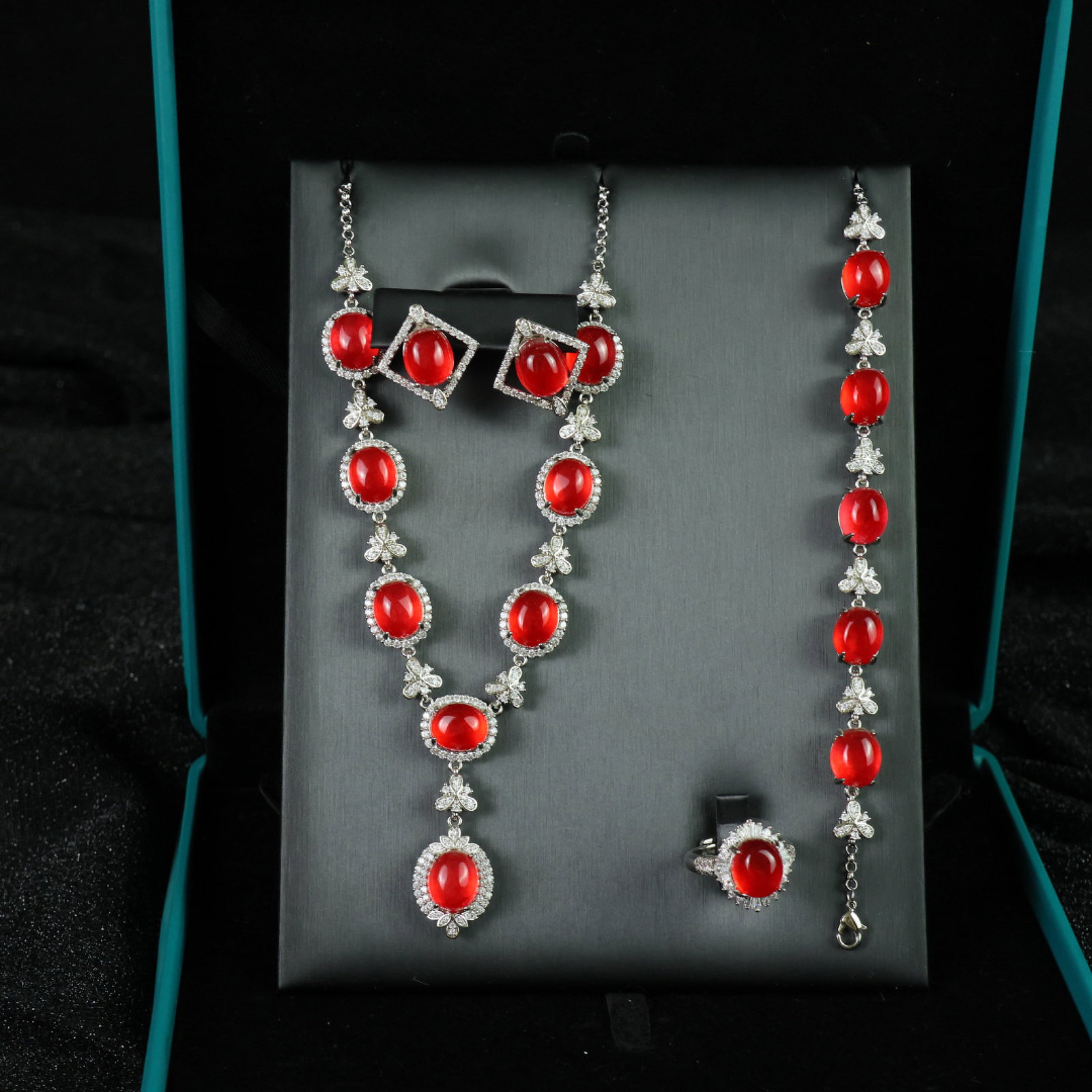 A Set of Fine Jewelry: A Set of Fine Jewelry 一套精美的首饰