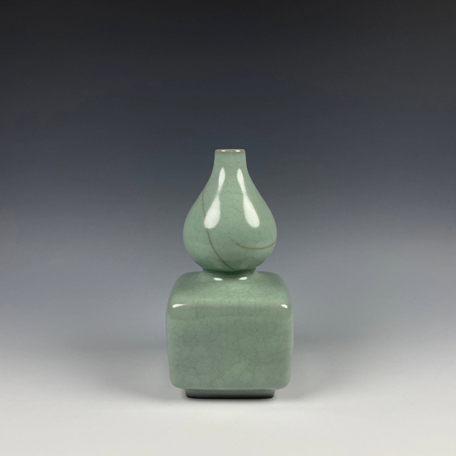 An Exquisite Guan yao Gourd-Shaped Vase: An Exquisite Guan yao Gourd-Shaped Vase,Song Dynasty,China,Size:4.9inx2.8in 官窑葫芦瓶,中国宋代